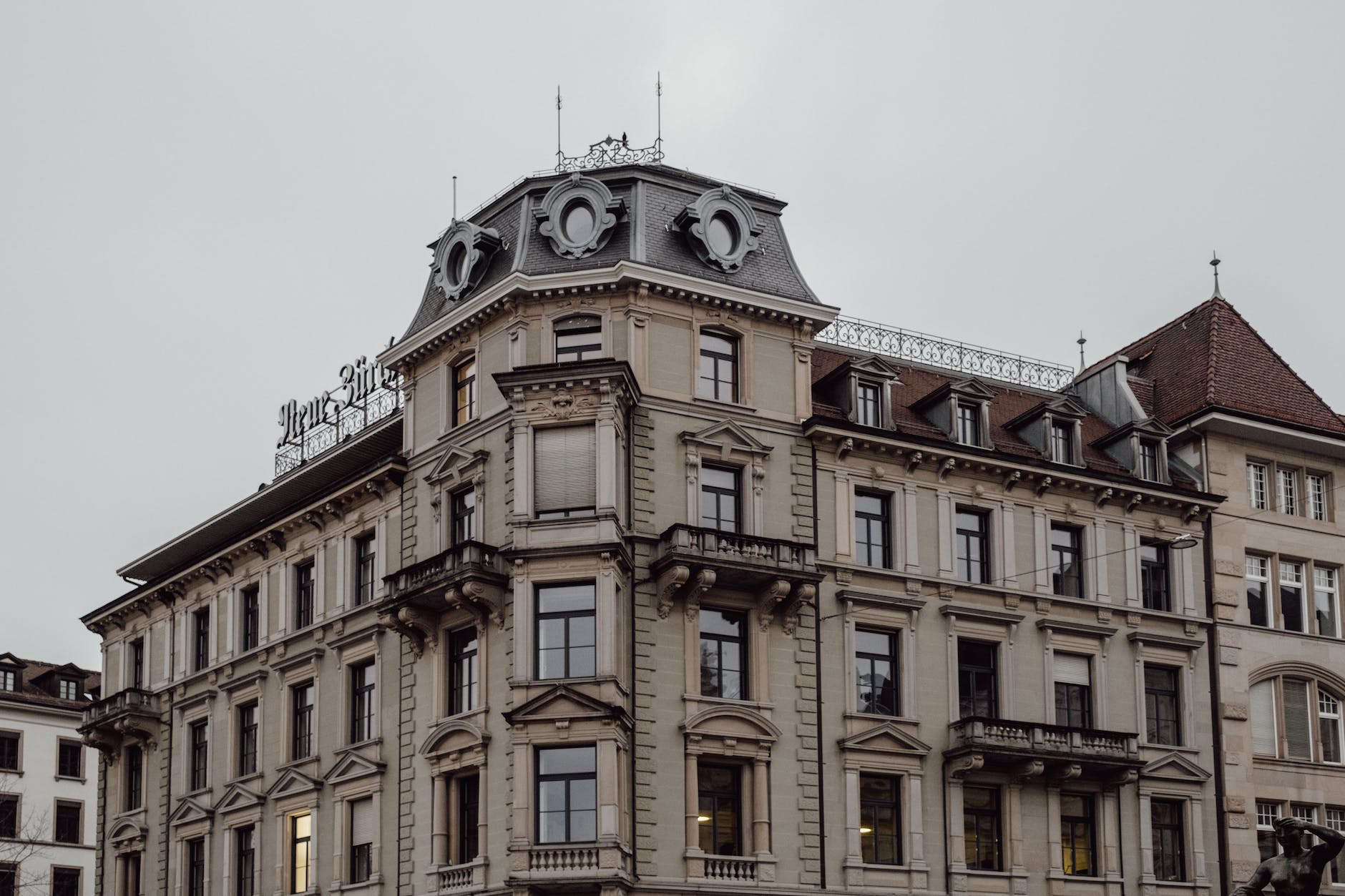 Immense immeuble à revenus avec plusieurs logements