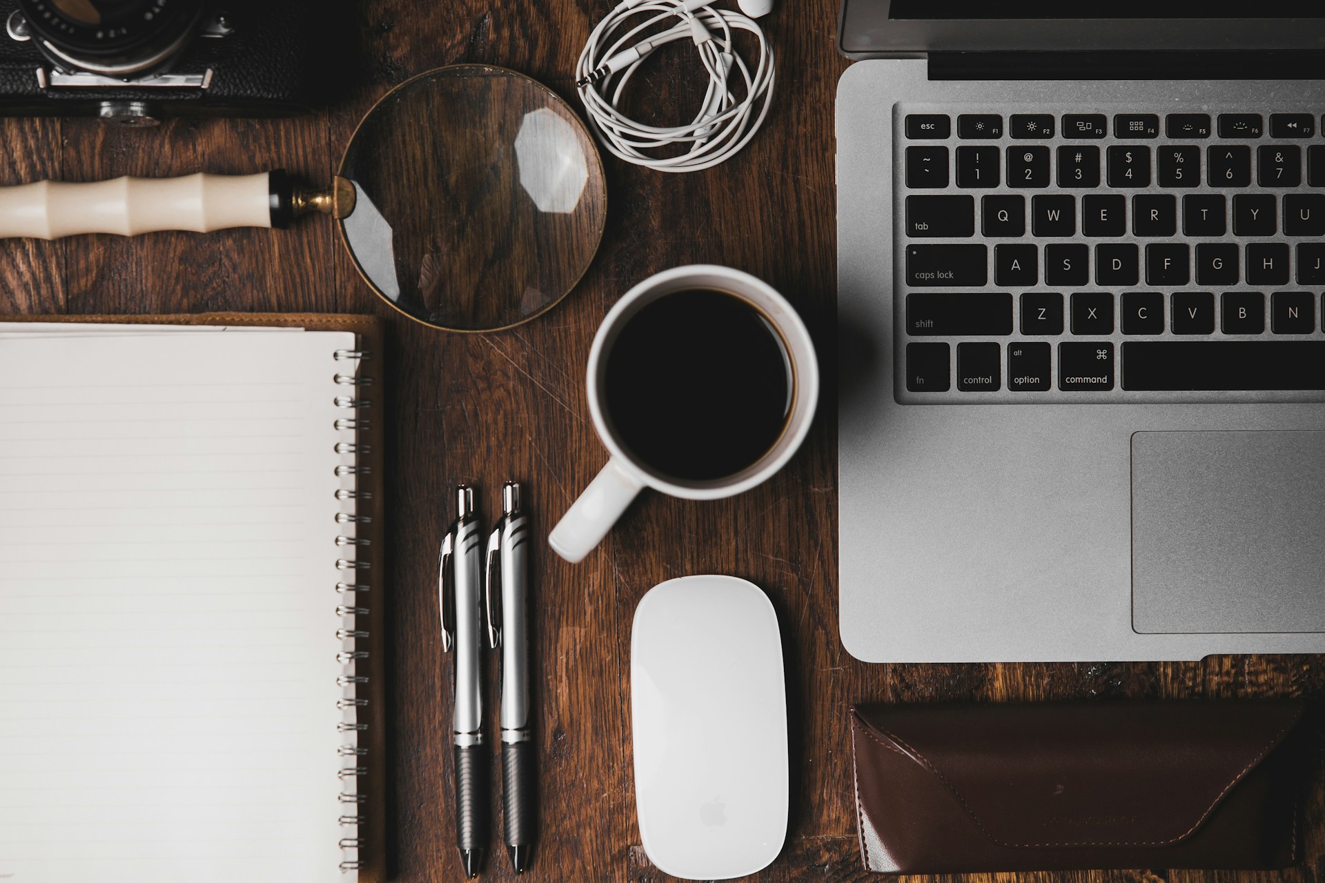 Vue d'un bureau de travail d'un professionnel immobilier et blogueur avec un café 